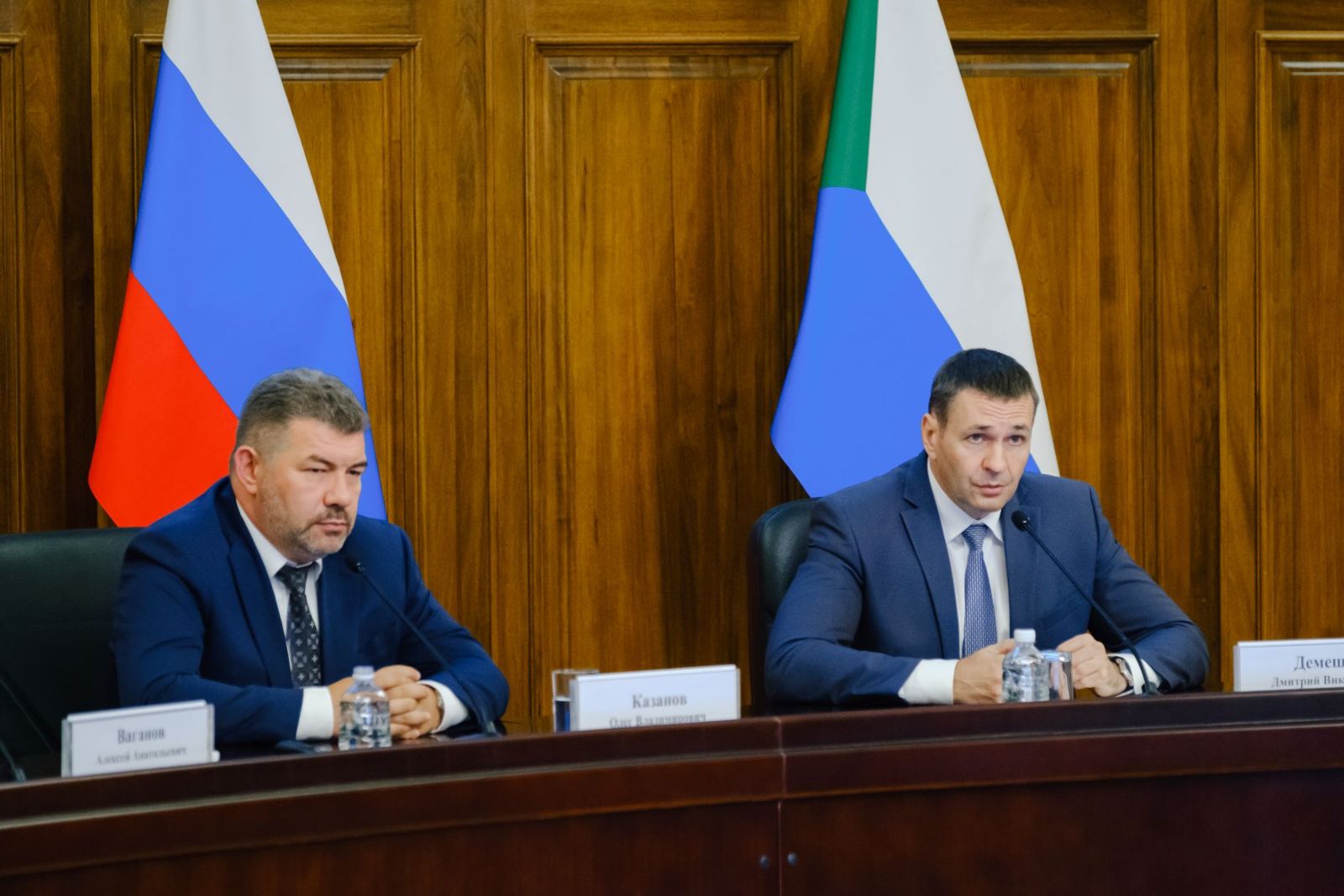 Глава Роснедр Олег Казанов и губернатор Хабаровского края Дмитрий Демешин на форуме