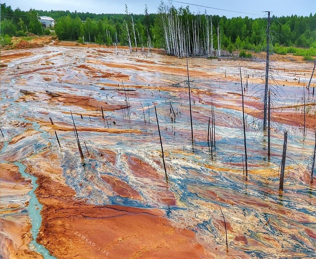 Кислотные дожди в воде. Лёвиха рудник. Поселок Левиха кислотные реки. Левихинский рудник Свердловской области. Кислотные реки в Свердловской области.