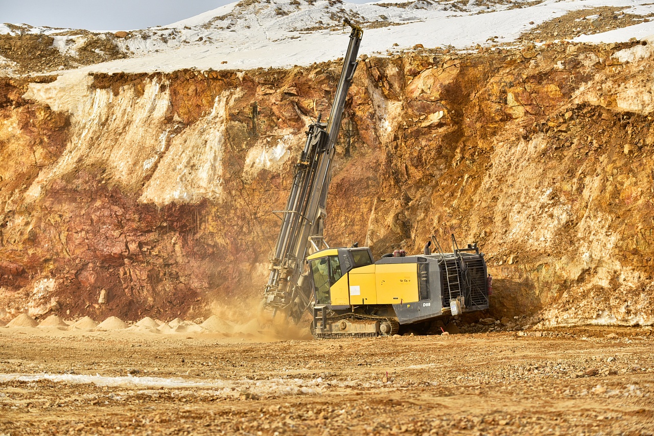 Бурение в карьере на месторождении Светлое (с) Полиметлл